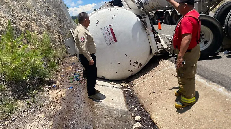Vuelca pipa de doble remolque en la supercarretera Durango-Mazatlán